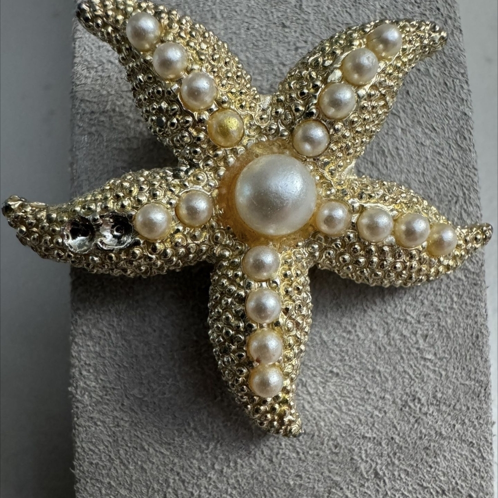 Elegant Gold Starfish Brooch with Pearls